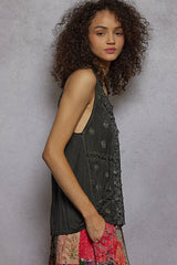 Sleeveless contrast floral lace crochet detail v-neck top: DOVE GREY / S