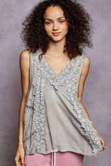 Sleeveless contrast floral lace crochet detail v-neck top: DOVE GREY / S