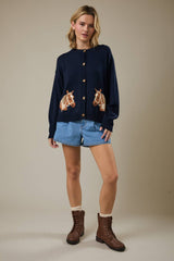 "HORSE" GRAPHIC LONG SLEEVE ROUND NECK CARDIGAN: NAVY / L