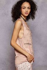 Sleeveless contrast floral lace crochet detail v-neck top: DOVE GREY / L