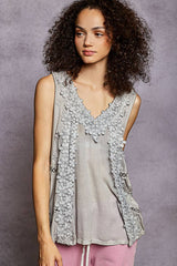 Sleeveless contrast floral lace crochet detail v-neck top: DOVE GREY / L