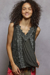 Sleeveless contrast floral lace crochet detail v-neck top: DOVE GREY / M