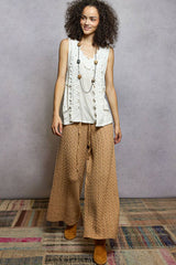 Sleeveless contrast floral lace crochet detail v-neck top: DOVE GREY / M