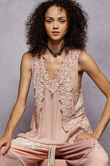 Sleeveless contrast floral lace crochet detail v-neck top: DOVE GREY / L