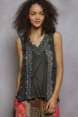 Sleeveless contrast floral lace crochet detail v-neck top: DOVE GREY / M