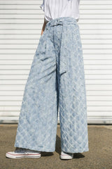 A textured denim pant - FP1269: LIGHT DENIM / Contemporary / M